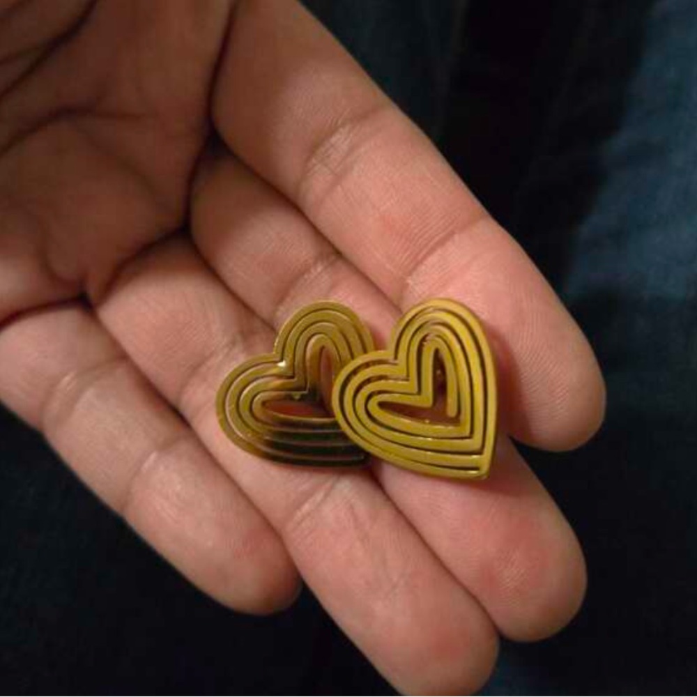 💛 Heart Earrings 💛 - Picture 3 of 4